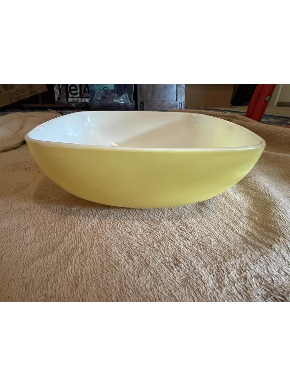 Vintage Pyrex Primary Yellow Serving Bowl Dish 525B-025 2.5 QT